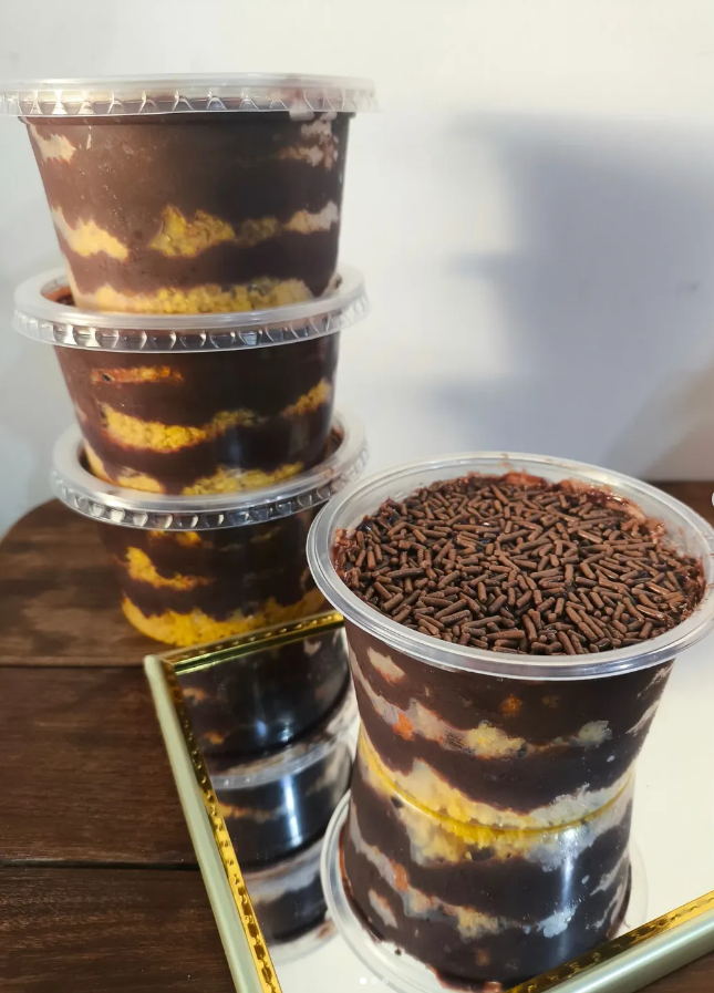 Bolos de pote cremosos e decorados