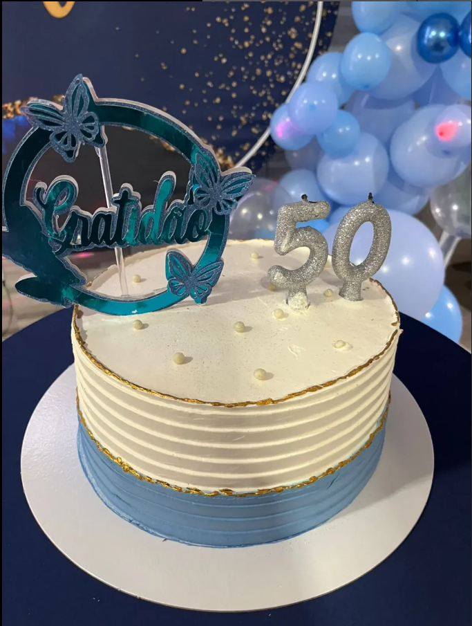 Bolo de aniversário moderno e elegante
